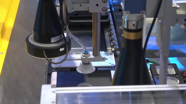 Automatische bozhon elektronik montage auf der messe in hannover, deutschland — Stockvideo