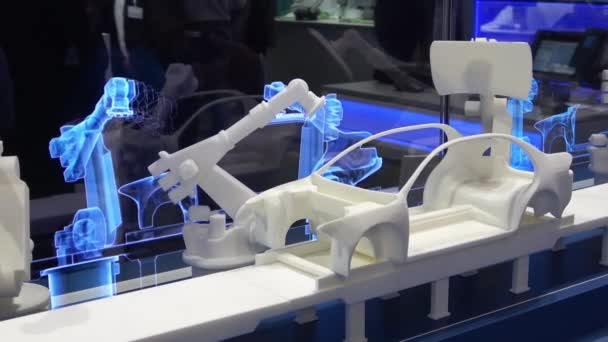 Simuleren van de auto-industrie door robots op Siemens stand op Messe beurs in Hannover, Duitsland — Stockvideo