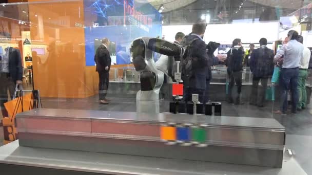 Automatický robot Comau Racer5 v montážní linka na Messe veletrhu v Hannoveru, Německo — Stock video