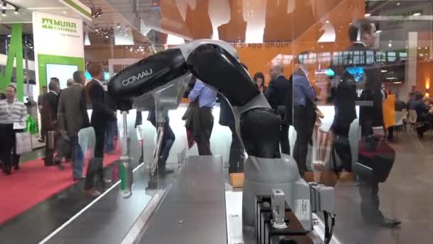 Automatyczny robot Comau Racer5 w linii montażowej na Messe fair w Hannover, Niemcy — Wideo stockowe