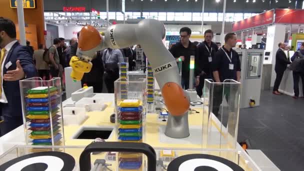 Toekomst van automatisering, autonoom systeem met Kuka robots op Pilz staan op Messe beurs in Hannover, Duitsland — Stockvideo