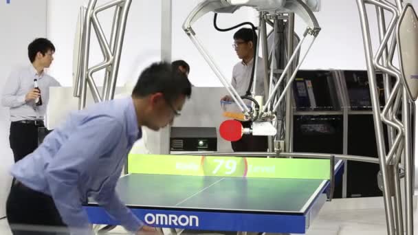 Roboten som spelar Bordtennis pingis på Omron stå på Messe Mässan i Hannover, Tyskland — Stockvideo