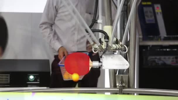 Robot che gioca a ping-pong nello stand Omron alla fiera Messe di Hannover, Germania — Video Stock