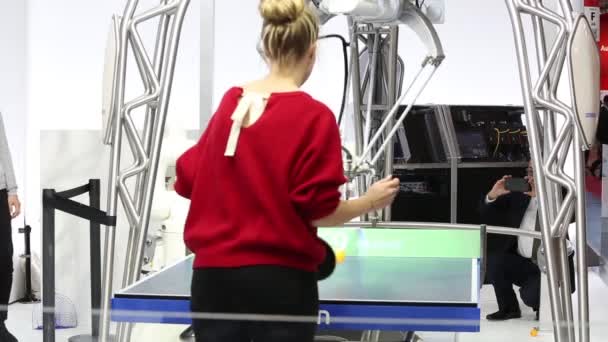 Roboter spielt Tischtennis auf dem omron-Stand auf der messe in hannover, deutschland — Stockvideo