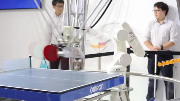 Robô jogando ping-pong tênis de mesa no stand Omron na feira Messe em Hannover, Alemanha — Vídeo de Stock