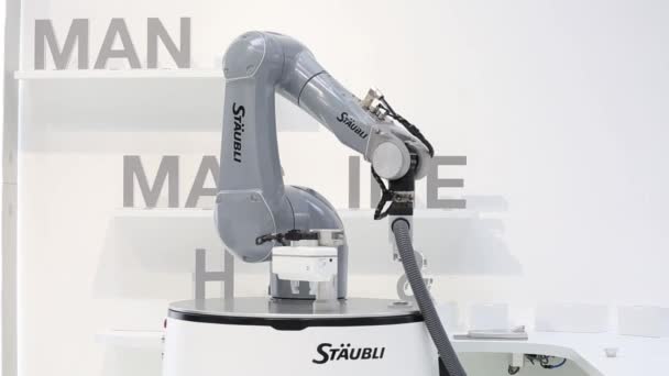 Robot móvil HelMo automático en el stand de Staubli en la feria Messe en Hannover, Alemania — Vídeos de Stock