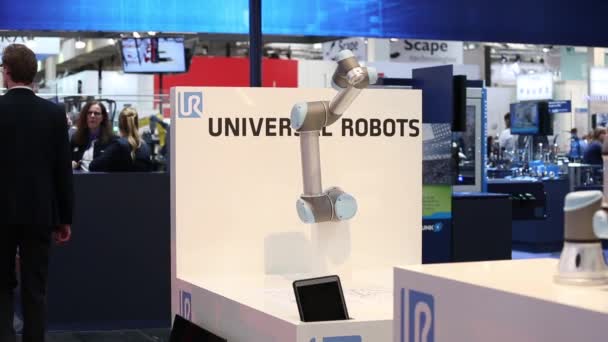 Universal Robots presenteren praktische voorbeelden hoe flexibel, eenvoudig en individuele uw robots kunnen worden gebruikt voor elke eis en toepassing op Messe beurs in Hannover, Duitsland — Stockvideo