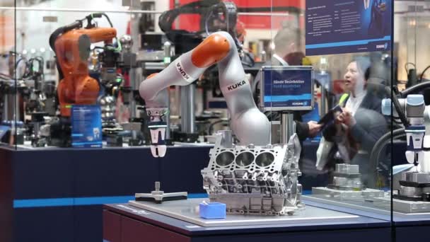 Brazo robot Kuka con pinza mecatrónica Schunk en la feria Messe en Hannover, Alemania — Vídeo de stock