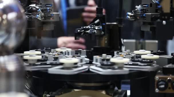 Schunk monteringslinje elektronik på Messe Mässan i Hannover, Tyskland — Stockvideo