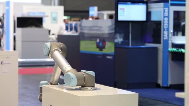Los robots universales que presentan ejemplos prácticos muestran cómo se pueden utilizar robots UR flexibles, simples e individuales para cada requisito y aplicación en la feria Messe en Hannover, Alemania — Vídeo de stock