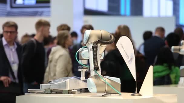 Universal Robots presenteren praktische voorbeelden hoe flexibel, eenvoudig en individuele uw robots kunnen worden gebruikt voor elke eis en toepassing op Messe beurs in Hannover, Duitsland — Stockvideo