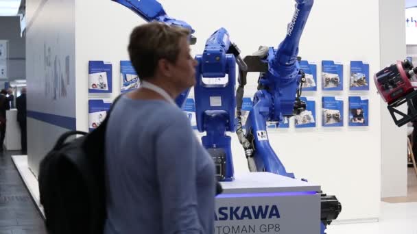 Brazo robot motomano Yaskawa girando en la feria Messe en Hannover, Alemania — Vídeos de Stock