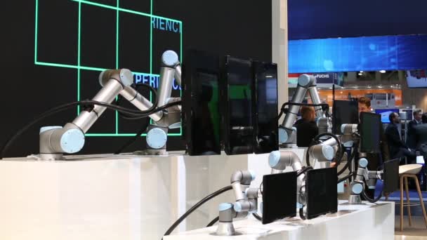 Универсальные роботы, представляющие практические примеры, показывают, как гибкие, простые и индивидуальные роботы UR могут быть использованы для любых требований и приложений на выставке Messe в Ганновере, Германия — стоковое видео