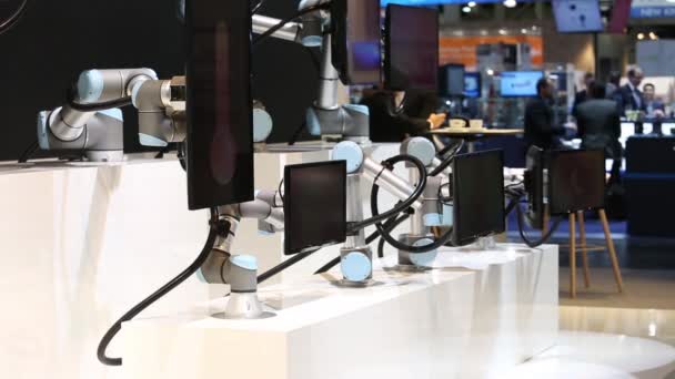 Universal Robots prezentując praktyczne przykłady Pokaż, jak elastyczne, proste i indywidualne Twoje roboty mogą być używane dla każdego wymagania i aplikacji na Messe fair w Hannover, Niemcy — Wideo stockowe
