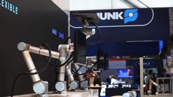 Универсальные роботы, представляющие практические примеры, показывают, как гибкие, простые и индивидуальные роботы UR могут быть использованы для любых требований и приложений на выставке Messe в Ганновере, Германия — стоковое видео