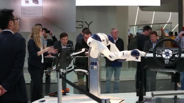 IBG robot en menselijke samenwerking presenteren op Messe beurs in Hannover, Duitsland — Stockvideo