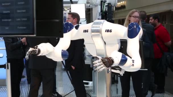 IBG robot en menselijke samenwerking presenteren op Messe beurs in Hannover, Duitsland — Stockvideo