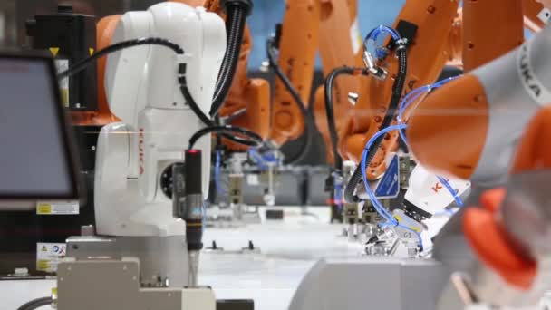 Soluções de automação do futuro com braços robóticos no stand Kuka na feira Messe em Hannover, Alemanha — Vídeo de Stock