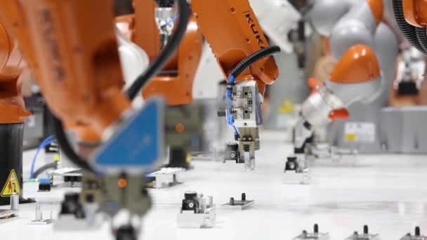 Automatiserings-oplossingen voor de toekomst met robot armen op Kuka staan op Messe beurs in Hannover, Duitsland — Stockvideo