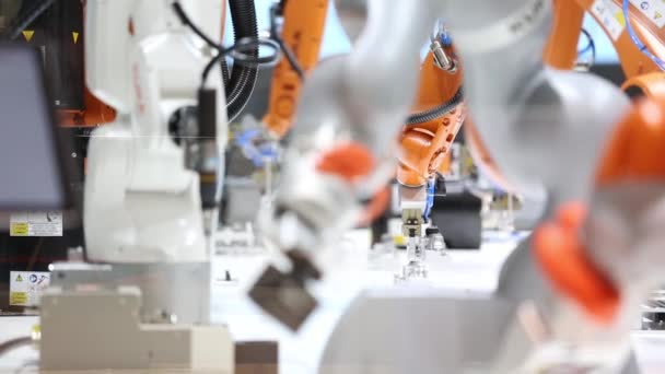 Automatiserings-oplossingen voor de toekomst met robot armen op Kuka staan op Messe beurs in Hannover, Duitsland — Stockvideo