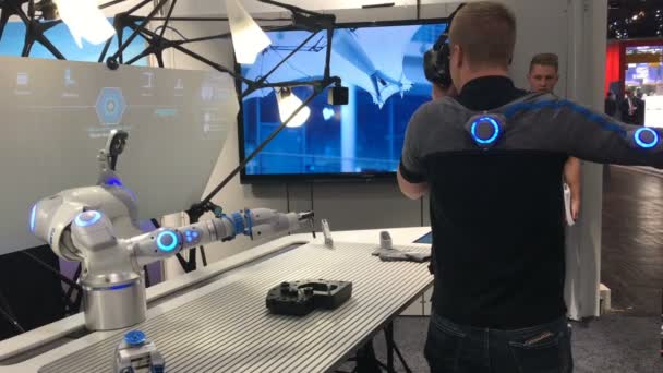 Festo menyajikan tempat kerja bionik di Messe fair di Hannover, Jerman — Stok Video