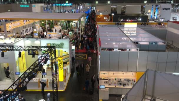 Visiteurs dans les stands d'exposition et les stands de la foire Messe à Hanovre, Allemagne — Video