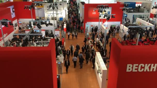 Bezoekers in beursstanden en stands op Messe beurs in Hannover, Duitsland — Stockvideo