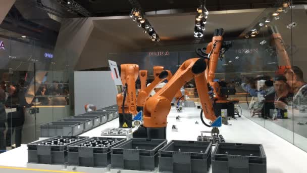 Rozwiązania automatyzacji przyszłości z ramiona robota na Kuka stanąć na Messe fair w Hannover, Niemcy — Wideo stockowe