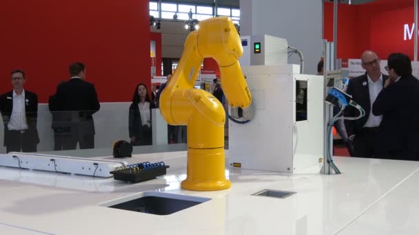 Automatikus Staubli Tx60 ipari Robot a Messe vásár, Hannover, Németország — Stock videók