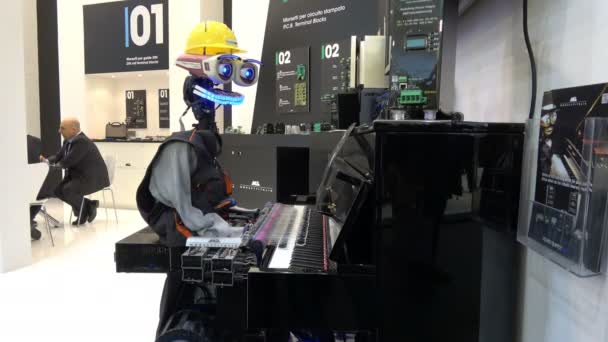 Teotronica Teo robot głowy przez Morsetti gry na fortepianie na Messe fair w Hannover, Niemcy — Wideo stockowe