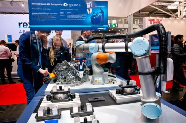 Evrensel robotlar Messe Hannover, Almanya'nın adil üzerinde Schunk mandalları ile donatılmış Ur5