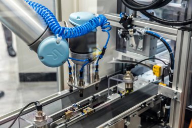 Evrensel robotlar pratik örnekler göstermek ne kadar esnek, basit ve bireysel sunma robotlarınızda her gereksinimi ve Messe Hannover, Almanya'nın adil uygulama için kullanılabilir