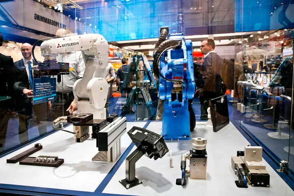 Mitsubishi und yaskawa roboterarme auf schunk stand auf der messe in hannover, deutschland — Stockfoto