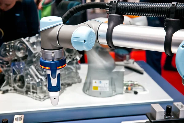 Universal Robots prezentując praktyczne przykłady Pokaż, jak elastyczne, proste i indywidualne Twoje roboty mogą być używane dla każdego wymagania i aplikacji na Messe fair w Hannover, Niemcy — Zdjęcie stockowe