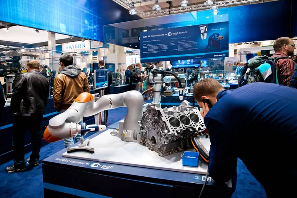 Universal Robots UR5 equipado con pinzas Schunk en la feria Messe en Hannover, Alemania — Foto de Stock