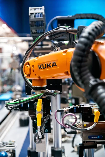Schunk electronics futószalagon a Messe vásár, Hannover, Németország-a Kuka robot — Stock Fotó