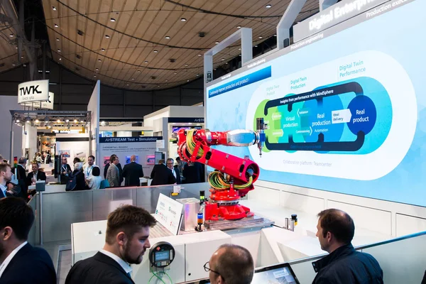 Siemens bemutató Mabi robot, a Messe vásár, Hannover, Németország — Stock Fotó