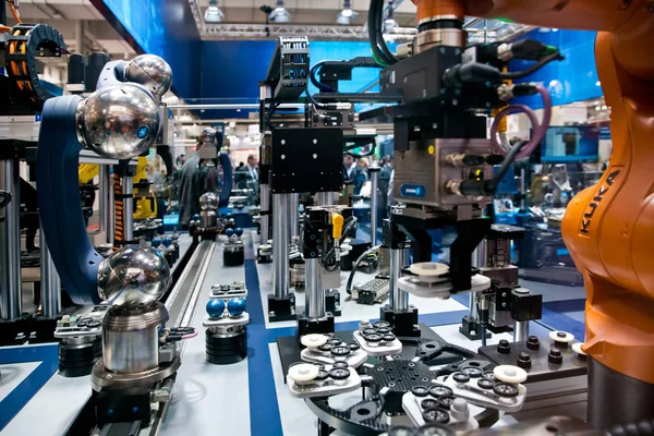 Línea electrónica de montaje Schunk con robots en feria Messe en Hannover, Alemania Imágenes de stock libres de derechos