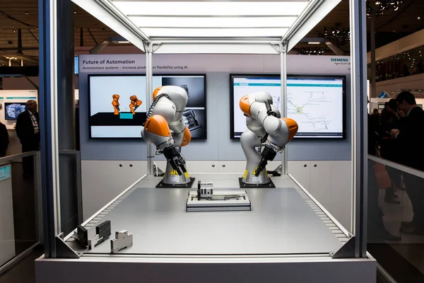 Futur de l'automatisation, système autonome avec robots Kuka sur le stand Siemens sur le salon Messe à Hanovre, Allemagne Images De Stock Libres De Droits