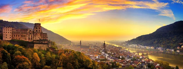 Heidelberg, Tyskland, med färgglada skymningen himmel — Stockfoto