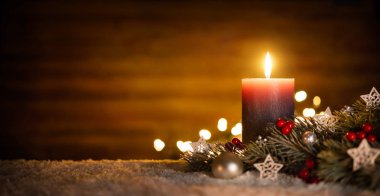 Ahşap arka plan ile mum ve Noel dekorasyon