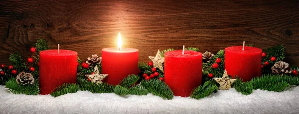 Adventliche Dekoration mit einer brennenden Kerze — Stockfoto