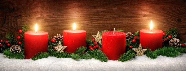 Adventliche Dekoration mit drei brennenden Kerzen — Stockfoto