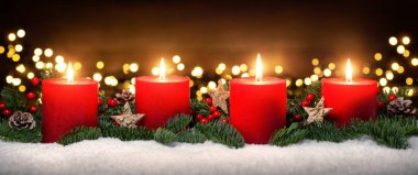 dört yanan mumlar ile Noel dekorasyon