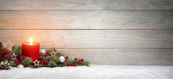 Fondo de madera de Navidad o Adviento con una vela — Foto de Stock