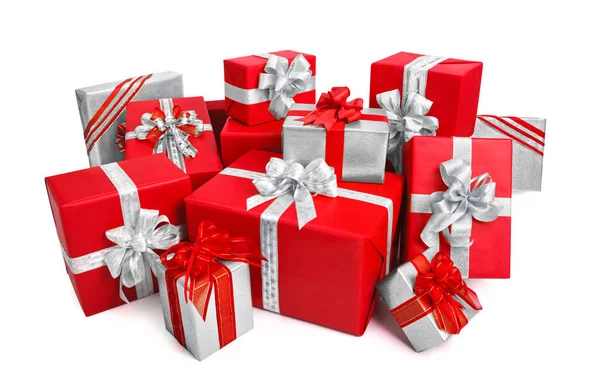 Елегантні подарункові коробки в червоному та срібному кольорах — стокове фото
