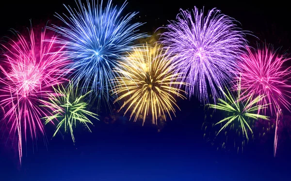 Affichage de feux d'artifice colorés sur bleu — Photo