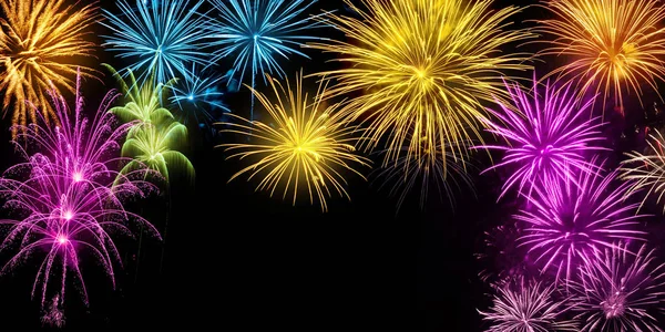 Affichage de feux d'artifice colorés sur noir — Photo