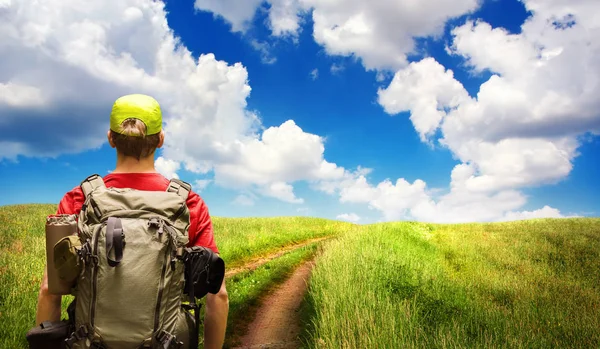 Hiking a path on the open countryside — Stock Photo, Image