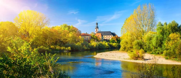 Río Neckar, Alemania, en un bonito día de otoño — Foto de Stock